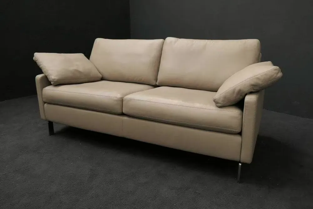 Sofa Conseta Leder 281 Kitt Beige Zementgrau Füße Chrom mit 2 Kissen Günstig