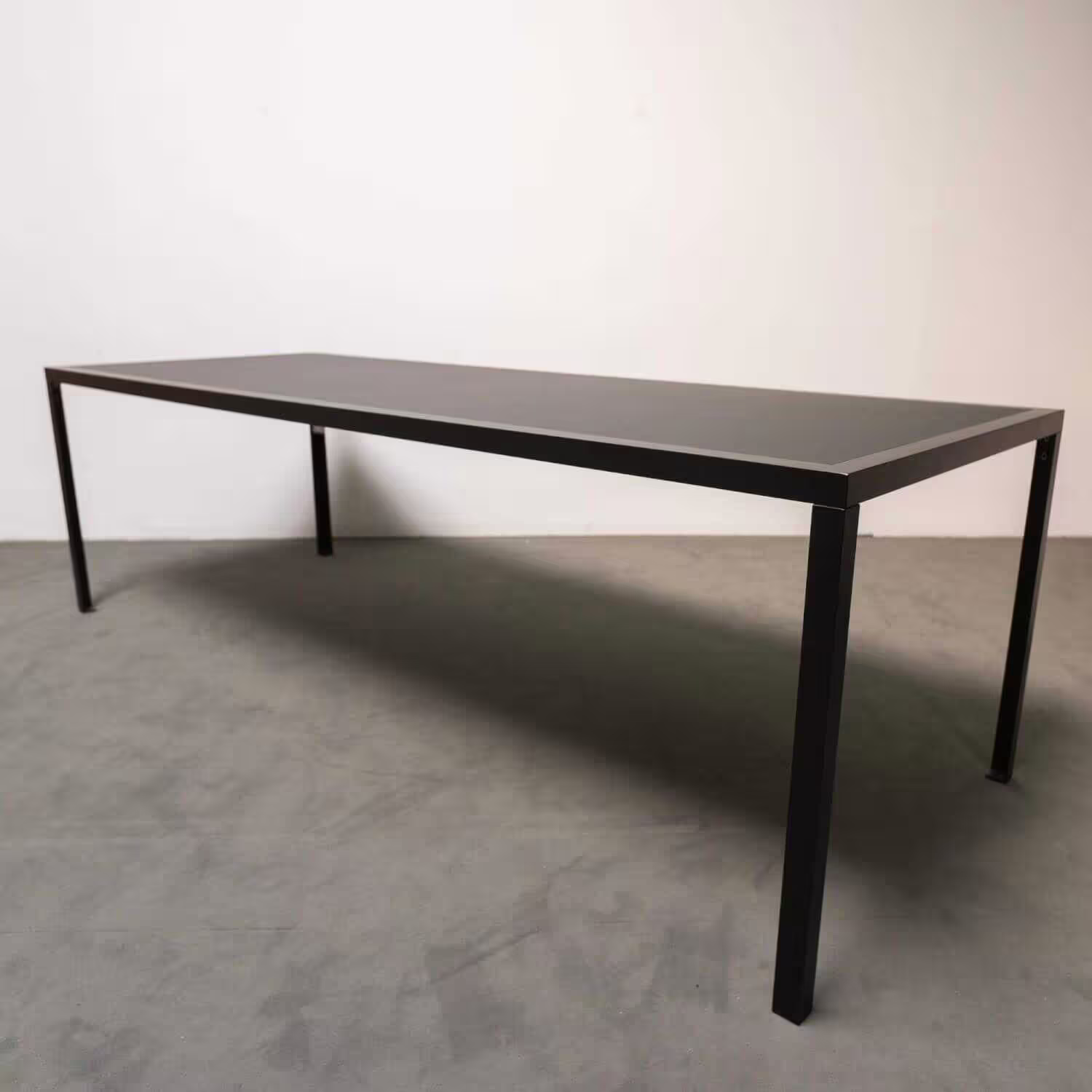 Tisch Platte Linoleum Schwarz Zerlegbares Gestell Aus Winkelprofilstahl Epoxilackiert Schwarz Seiden Begrenztes Angebot